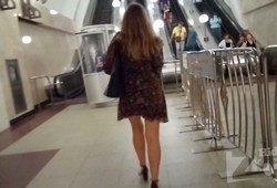 Заглядывает под платье чтобы заснять трусики