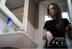 Девушка зашла в туалет и пописала перед камерой