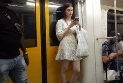 Парень подсматривает под платье молодой девке