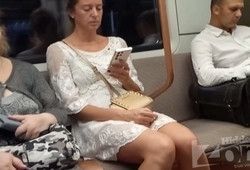 Бабенка засветила попу на эскалаторе