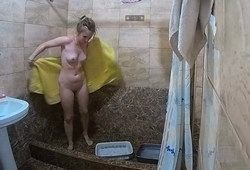 Камера в ванной снимает голую женщину