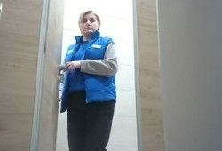 Женщина писает в туалете торгового центра