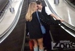 Засветила трусики в метро