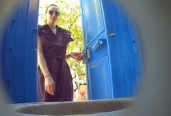 Женщина засветила письку в биотуалете