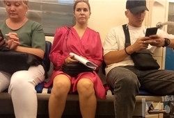 Подсматривает за девушкой в розовом платье
