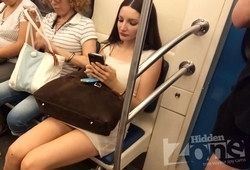 Молодуха засветила трусики в метро