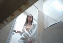 Зашла в туалет и обоссала унитаз
