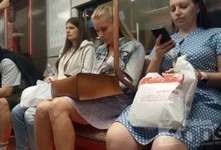 Подловили в метро блондинку без трусиков