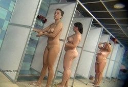 Подглядывают за девушками пришедшими в душевую