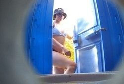Засняли в туалете писающую девку с упругой попой