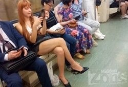 Парень подсматривает за рыженькой девушкой
