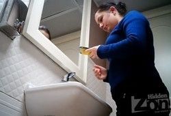 Девушка писает не выпуская из рук телефон