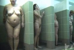 Пожилые русские женщины в душевой
