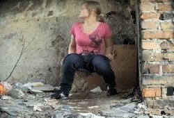 Реальные кадры скрытой камеры с писающими девушками