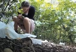 Девушка решила пописать на небольшой полянке