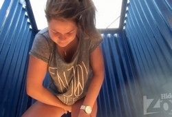 Уединилась в пляжной кабинке сменить тампон